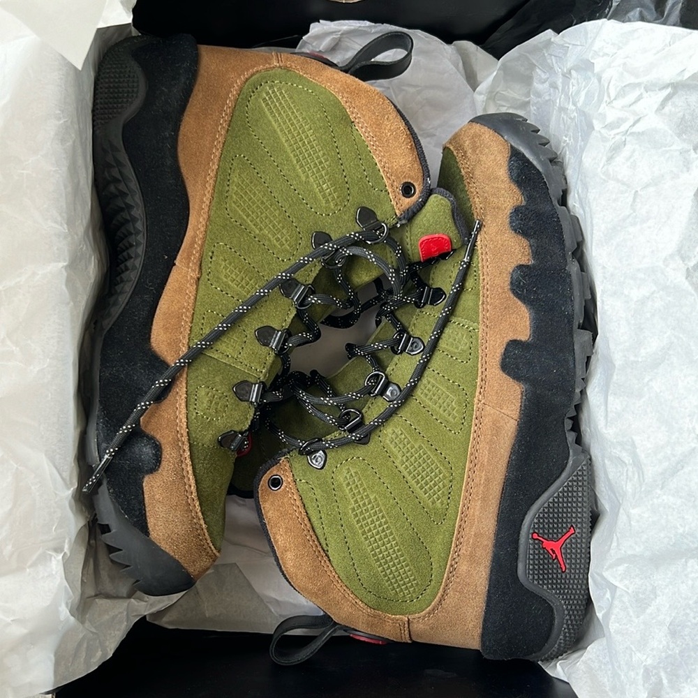 Like brand New!!! Wore them twice in the winter- water marktoe Suede but FIRE 🔥